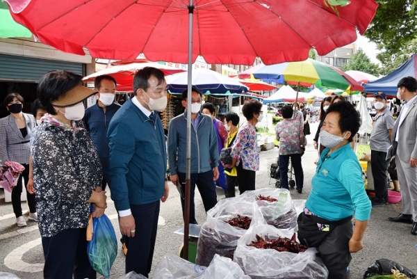 ▲이병노 담양군수는 추석을 앞두고 담양 오일장을 찾아 현장을 둘러보며 상인들의 애로사항을 경청하고 격려했다.(사진제공=담양군)