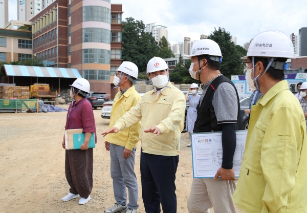 ▲이정선 광주광역시교육감은 4일 제11호 태풍 힌남노 북상에 따라 학교 시설공사 현장 점검에 나섰다.(사진제공=광주시교육청)