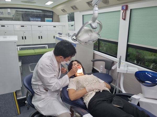 ▲보성군은 새로운 구강 진료 차량을 구입하고, 9월부터 치과 방문이 힘든 군민들을 위한 방문 진료를 시작했다.(사진제공=보성군)