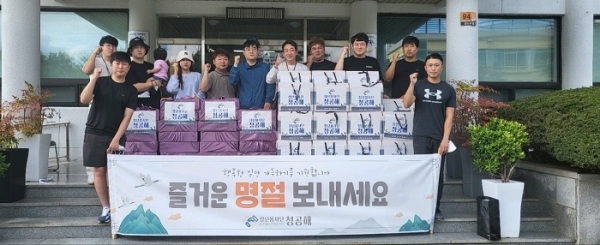 ▲순천시 청년봉사단체 ‘청공해’ 회원들은 지난 4일 추석 명절을 맞아 서면의 취약계층 30세대를 찾아 따뜻한 사랑을 나눴다.(사진제공=순천시)
