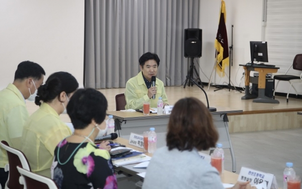 ▲김대중 전남교육감은 태풍 힌남노 대비 장흥관산초등학교를 찾아 교육 시설 관리 및 안전사고 예방 대책등을 점검했다.(사진제공=전라남도교육청)