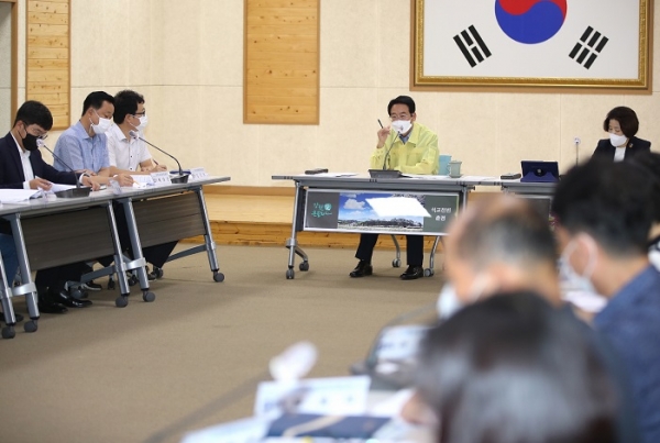 ▲강진원 강진군수는 신설팀 및 역점시책 추진팀 업무보고회에서 당부말씀을 전하고 있다.(사진제공=강진군)