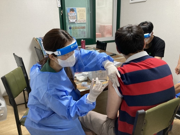 ▲담양군은 지난 5일부터 18세 이상 코로나19백신 미접종자를 대상으로 국내1호 코로나19 백신인 스카이코비원 접종을 실시했다.(사진제공=담양군)