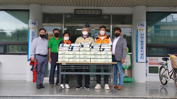 ▲순천시 서면 남·여의용소방대는 지난 5일 추석 명절을 맞아 햅쌀 5kg 30포를 서면행정복지센터에 기탁했다.(사진제공=순천시)