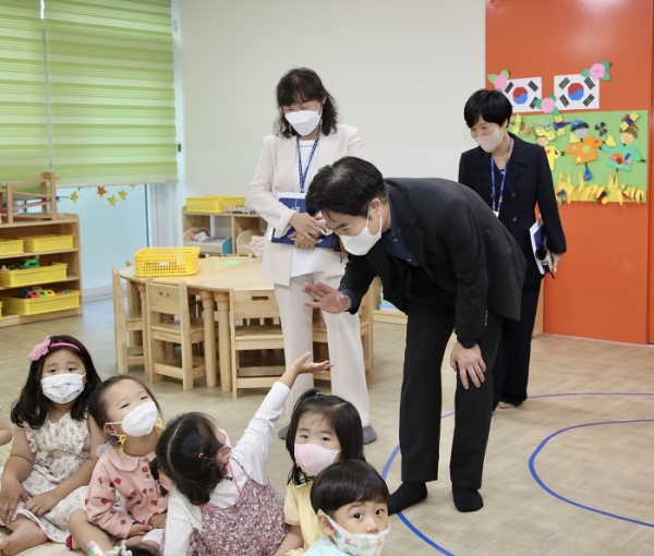 ▲김대중 전라남도교육감이 지난 6일 태풍 힌남노 내습을 계기로 유아들의 재난안전 상황 점검과 돌봄교실 현황 파악을 위해 유치원을 방문했다.(사진제공=전라남도교육청)