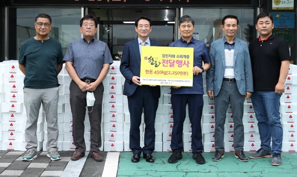 ▲지난 2일 (사)대한한돈협회 강진군지부가 강진군청을 방문해‘희망의 돼지고기’ 전달식을 갖고 930만 원 상당의 돼지고기 874㎏을 기탁했다.(사진제공=강진군)