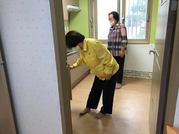 ▲유미자 부군수가 추석을 맞아 사회복지시설과 저소득 가구를 방문에 안전 점검을 하고 위문품을 전달했다.(사진제공=강진군)