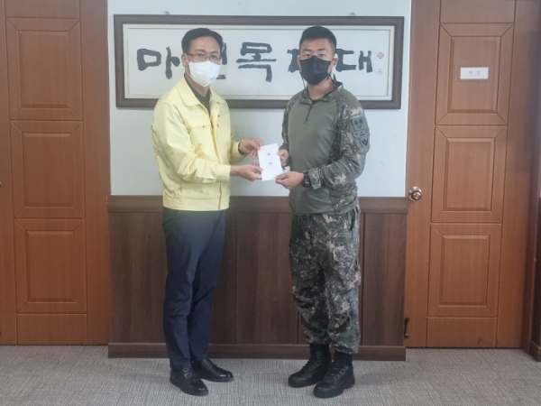 ▲장흥군 통합방위협의회은 추석 명절을 맞아 지난 6일 군부대, 경찰, 소방서 등을 위문 방문했다.(사진제공=장흥군)