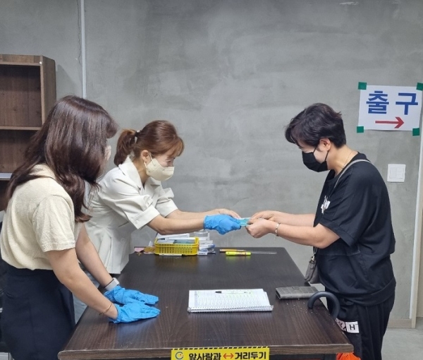 ▲광양시가 4차 긴급재난생활비 배부 개시 5일 만에 137,721명에게 지급해 총발행액 대비 90% 지급률을 달성했다.(사진제공=광양시)