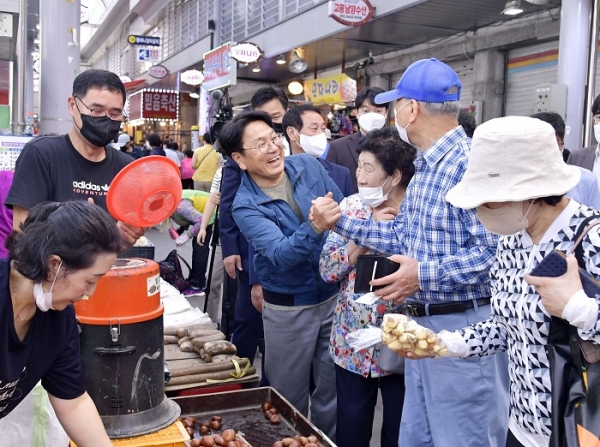 ▲강기정 광주광역시장이 추석을 앞두고 7일 오전 북구 말바우시장을 방문해 상인과 시민들을 격려하고 있다.(사진제공=광주광역시)