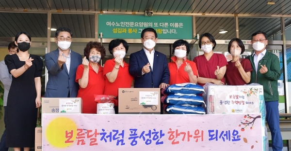 ▲김영록 전라남도지사는 7일 ‘여수노인전문요양원’을 방문해 위문품을 전달했다.(사진제공=전라남도)