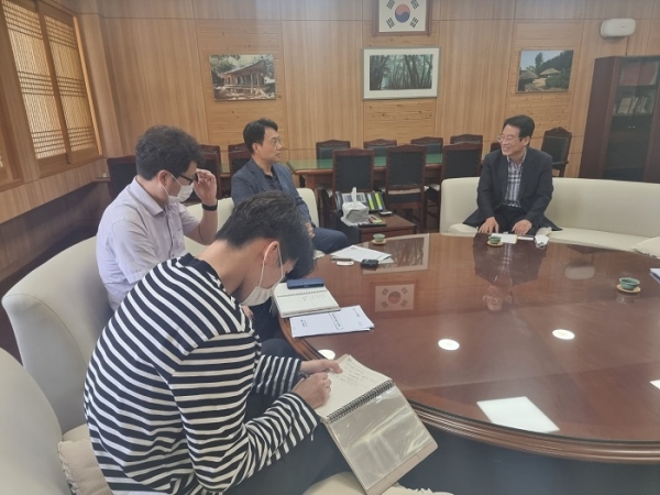 ▲강진원 강진군수가 지난 7일 4차산업혁명 활용방안을 논의하기 위해 KAIST 송세경 교수와 간담회를 가졌다.(사진제공=강진군)