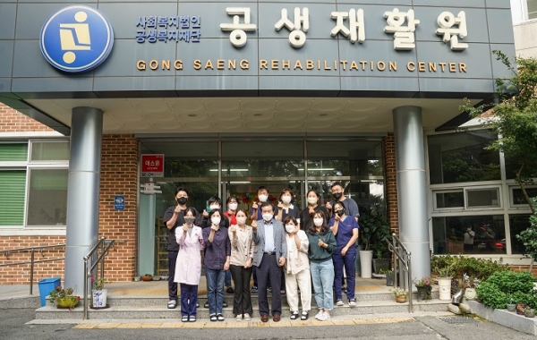 ▲박홍률 목포시장은 지난 6일 공생재활원 사회복지시설을 찾아 위문했다.(사진제공=목포시)