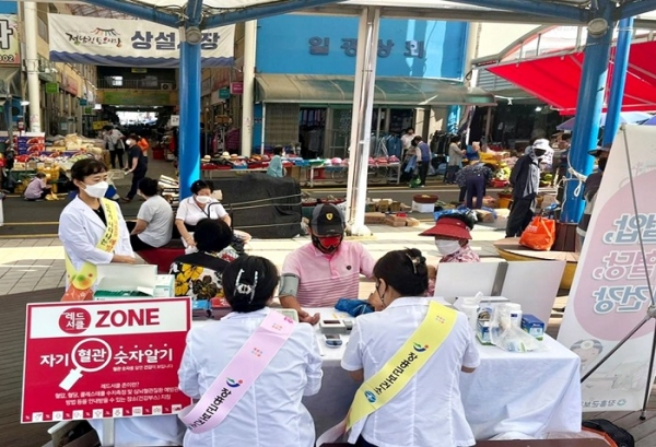▲장흥군은 2022년 심뇌혈관질환 예방관리 주간을 맞아 7일 토요시장에서 ‘레드써클 캠페인’을 실시했다.(사진제공=장흥군)