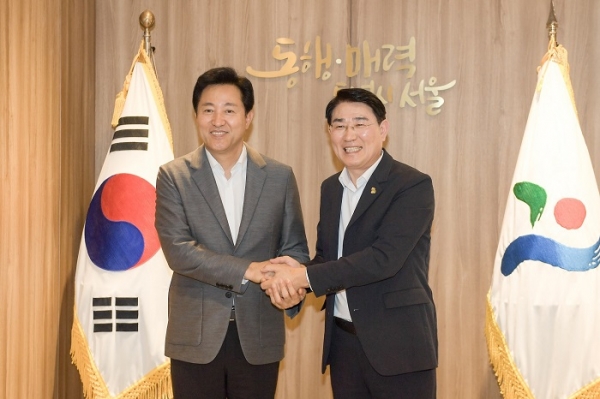▲(좌)오세훈 서울시장과 (우)노관규 순천시장이 2023순천만국제정원박람회와 서울정원박람회 상호 협력하기로 손잡다.(사진제공=순천시)