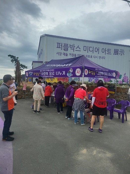 ▲신안군관광협의회는 지난 추석 명절 연휴기간 동안 천사대교와 퍼플교 일원에서 한가위 대명절 고향을 찾는 향우민과 내·외 관광객 맞이 사랑의 차(茶) 나눔 봉사를 연휴 4일동안 실시했다.(사진제공=신안군)