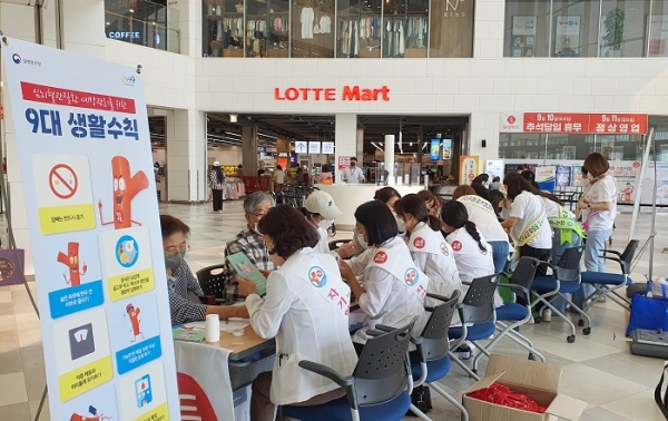 ▲무안군은 최근 남악롯데아울렛에서 자기혈관숫자알기 레드서클 홍보 부스와 이동 금연클리닉을 운영했다.(사진제공=무안군)