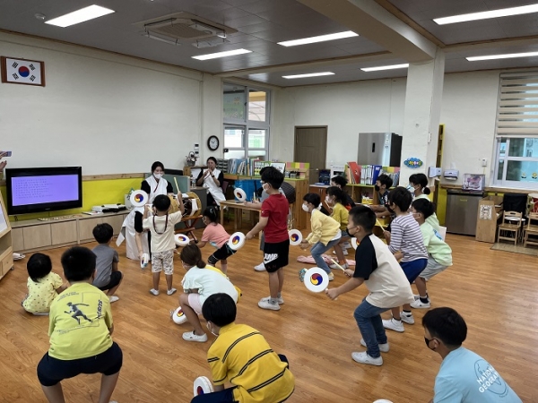 ▲보성교육지원청은 14일 조성초·조성남초에서 작은학교 이음망을 통해, 찾아가는 보성소리 체험 ‘소풍(소리와 풍류)’과 ‘의향 보성 톺아보기’를 전개하여 지속가능한 미래학교를 위한 발판을 마련했다.(사진제공=보성교육지원청)