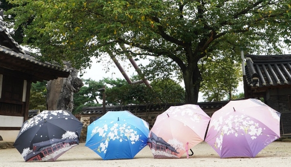 ▲나주시는 나주 배꽃 문양을 새겨 넣은 ‘배꽃 우산’과 ‘배꽃 부채’를 신상 기념품으로 제작했다.(사진제공=나주시)
