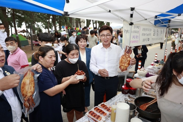 ▲김철우 보성군수가 청년만년 플프마켓에 방문했다.(사진제공=보성군)