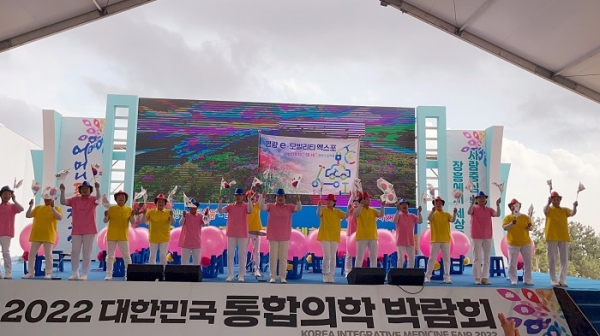▲영광군은 지난 3일 2022년 건강증진 신체활동 경연대회에서 영광 홍농읍 진덕리 핑크공주팀이 건강체조와 짐볼난타로 ‘우수상’을 수상하는 영예를 안았다.(사진제공=영광군)