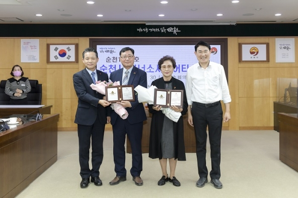 ▲순천시는 지난달 30일 이재욱, 강선임 부부와 5년간 2억 원의 성금을 기부하기로 약정하는 아너소사이어티 회원 가입식을 가졌다.(사진제공=순천시)