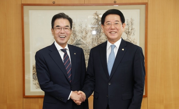 ▲김영록 전라남도지사는 5일 이성희 농협중앙회장과 간담회를 갖고 기념촬영을 하고 있다.(사진제공=전라남도)