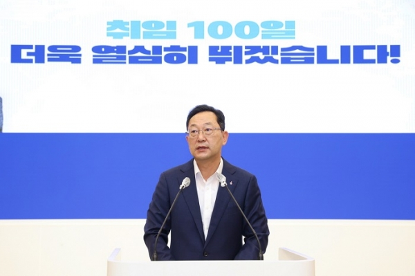 ▲명현관 해남군수는 6일 군청 대회의실에서 개최된 직원 정례회의를 통해 취임 100일을 맞아 민선8기 해남의 힘찬 도약을 천명하고, 민선7기의 성과를 뛰어넘는 새로운 해남의 비전을 실현해 나가겠다는 의지를 밝혔다.(사진제공=해남군)