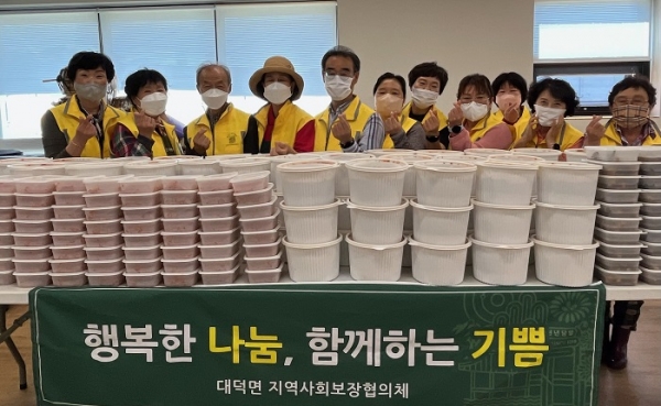 ▲담양 대덕면 지역사회보장협의체는 지난 5일 독거노인 및 취약가구를 위한 ‘사랑의 반찬 나눔’ 봉사를 진행했다.(사진제공=담양군)