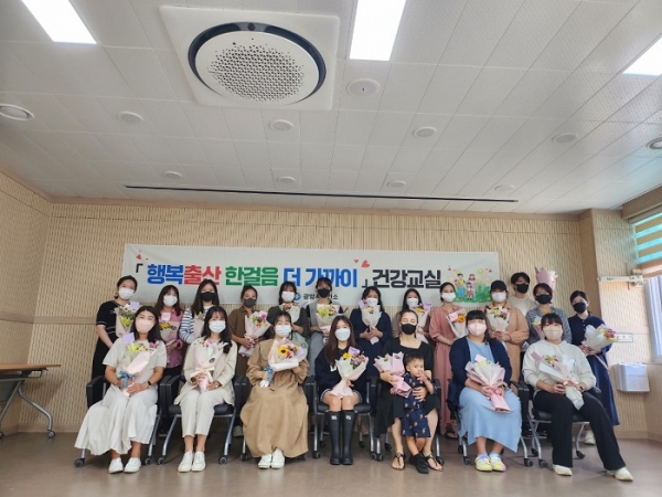 ▲광양시보건소가 지난 5일 제17회 ‘임산부의 날’을 기념해 ‘임산부 축하 꽃다발 만들기 건강교실’을 운영했다.(사진제공=광양시)