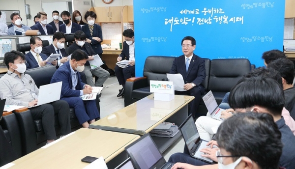▲김영록 전라남도지사는 민선8기 취임 100일을 앞두고 6일 도청 기자실에서 기자 간담회를 열었다.(사진제공=전라남도)
