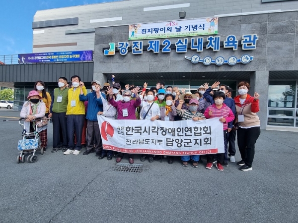▲담양군은 지난 6일 강진군 제2실내체육관에서 열린 ‘제43회 흰지팡이의 날’ 기념식에 시각장애인 및 안내자를 포함 50여 명이 참석했다.(사진제공=담양군)