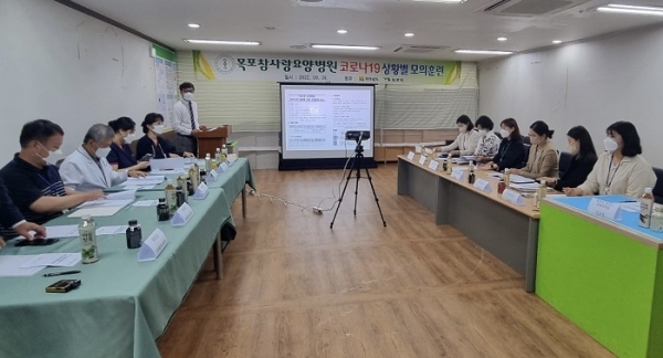 ▲목포시가 감염에 취약한 고령환자가 많은 요양병원의 집단감염을 예방하기 위해 자체 코로나19 대응 모의훈련을 실시했다.(사진제공=목포시)