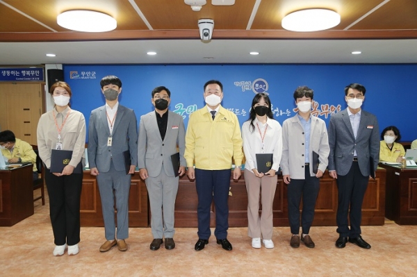 ▲무안군은 지난 4일 전국단위 평가에서 기관표창을 수상해 공직자들의 사기진작을 위해 포상휴가증을 수여했다.(사진제공=무안군)