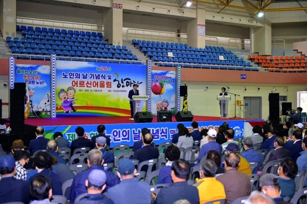 ▲여수시 제26회 노인의 날을 맞아 7일 오전 진남실내체육관에서 기념식과 어울림한마당행사를 개최했다.(사진제공=여수시)