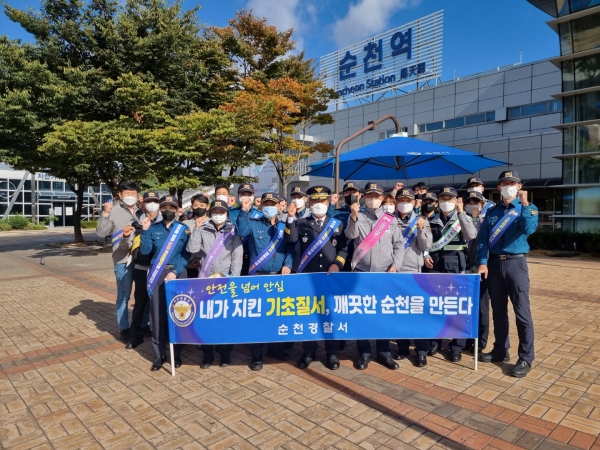 ▲순천경찰서는 11일 순천역 광장 및 역전시장 일대에서 기초질서 지키기 위한 3차 합동 캠페인을 실시했다(사진제공=순천경찰서)