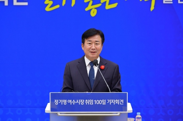 ▲정기명 여수시장이 11일 오전 시청 회의실에서 취임 100일 기자회견을 열었다.(사진제공=여수시)