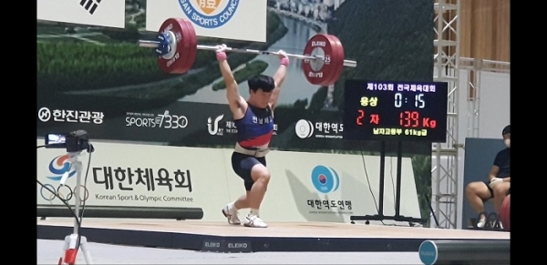 ▲역도 61kg 전남체육고 조민재 선수 경기 모습(사진제공=전라남도교육청)
