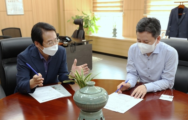 ▲강진원 강진군수가 지난 8월 26일 행정안전부 한창섭 차관을 만나 특별교부세 지원을 건의했다.(사진제공=강진군)