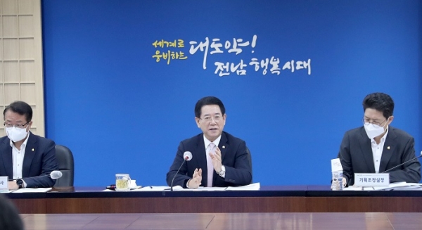 ▲김영록 전남지사는 11일 오전 도청 서재필실에서 실국장 정책회의를 개최했다.(사진제공=전라남도)
