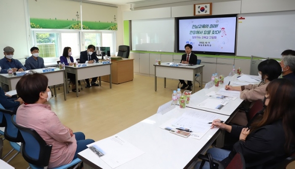 ▲김대중 전라남도교육감이 지난 11일 해남 북일초등학교를 방문했다.(사진제공=전라남도교육청)