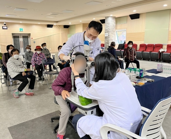 ▲무안군은 지난 11일 취약계층 어르신들의 안(眼) 질환 조기발견과 치료를 위한 무료 안과 검진을 실시했다.(사진제공=무안군)