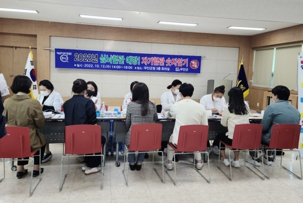 ▲무안군은 지난 12일 공직자 200여명을 대상으로 심뇌혈관 질환 예방 홍보부스를 운영했다.(사진제공=무안군)