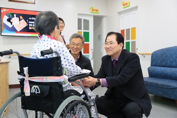 ▲신우철 완도군수가 지난 설 명절 때 요양원에 계시는 어르신들 위문하는 모습(사진제공=완도군)