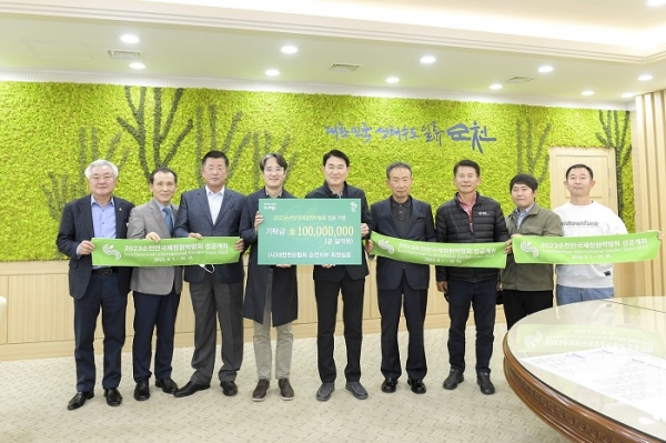 ▲지난 13일 (사)대한한돈협회 순천지부가 2023순천만국제정원박람회 성공 개최를 기원하며 1억원을 기부했다.(사진제공=순천시)