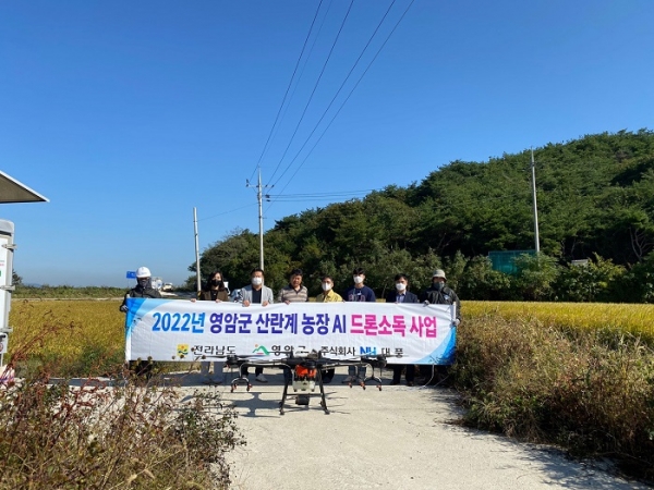 ▲영암군은 고병원성 조류인플루엔자(AI) 취약 축종인 산란계 농장에 드론을 이용한 소독을실시하고 있다.(사진제공=영암군)