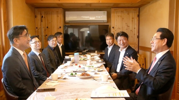 ▲김영록 전리남도지사는 14일 주영창 과학기술정보통신부 과학기술혁신본부장과 만나 초강력 레이저 연구시설 구축과 우주발사체 사이언스 컴플렉스 조성을 비롯한 전남 과학기술 발전을 위한 주요 현안을 강력 건의했다.(사진제공=전라남도)