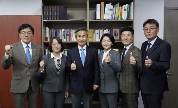 ▲강진군의회 김보미 의장과 유경숙 부의장을 비롯해 노두섭 의회운영위원장·정중섭 행정복지위원장·윤영남 농업경제위원장은 최근 국회를 방문해 김승남 국회의원을 만나 지역현안사업 지원을 건의했다.(사진제공=강진군의회)