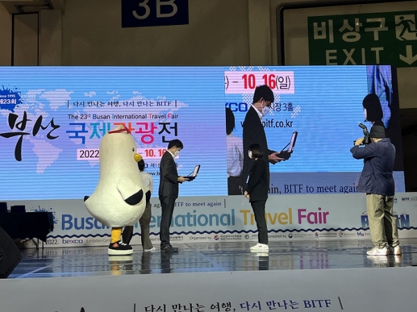 ▲전라남도와 전남관광협회가 부산 벡스코(BEXCO)에서 열린 제23회 부산국제관광전에서 ‘2022~2023 전라남도 방문의 해’, 코레일 연계 ‘원패스 관광할인 상품 ’ 등 적극적인 판촉으로 최우수 마케팅상을 수상했다.(사진제공=전라남도)