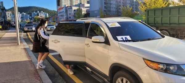 ▲목포시 공무원들이 시내버스 파업에 따라 출근길을 시민들과 함께 하고 있다.(사진제공=목포시)
